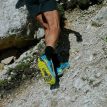 livsstilbilde på Altra Lone Peak 9+ trailløpesko (herre) på en modell