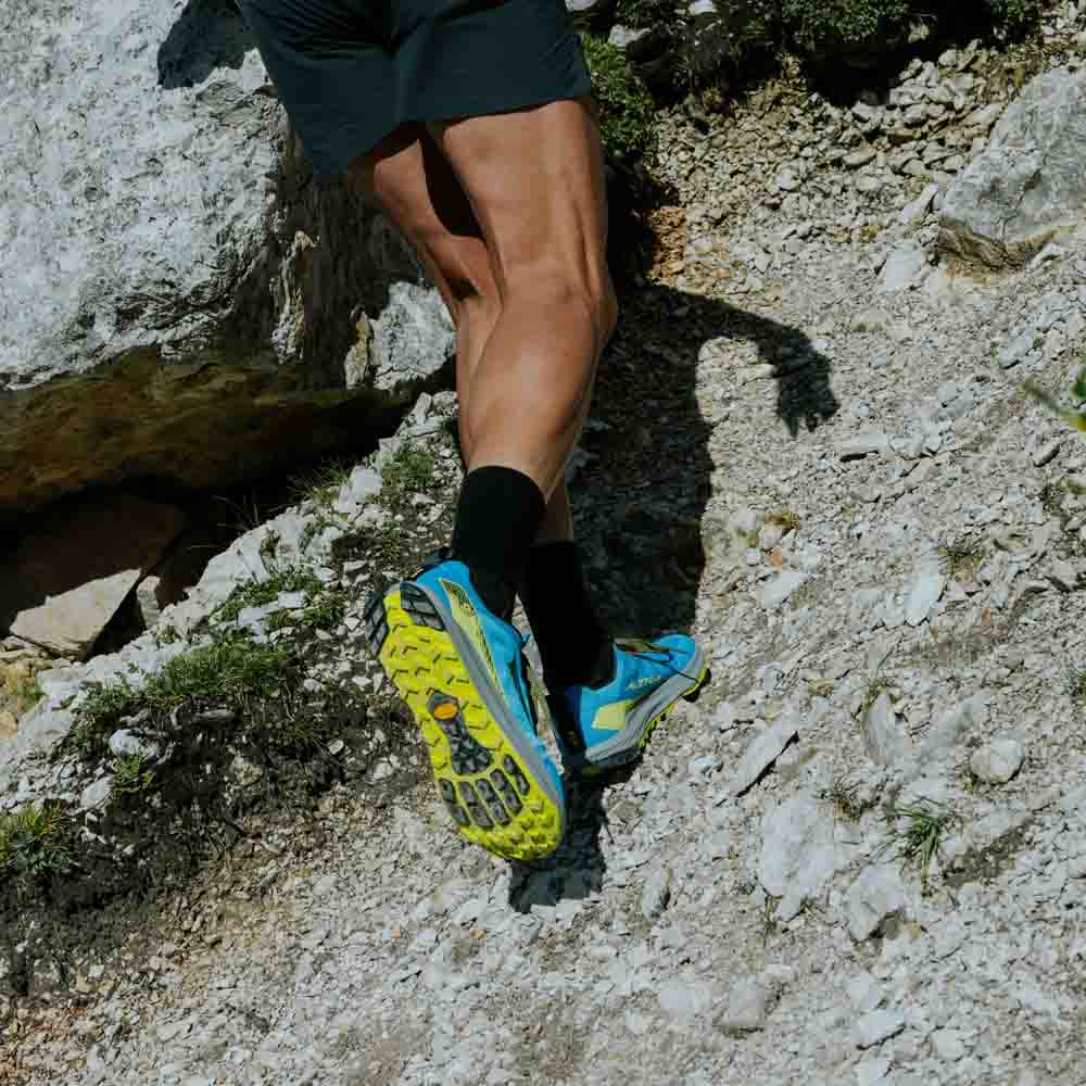 livsstilbilde på Altra Lone Peak 9+ trailløpesko (herre) på en modell