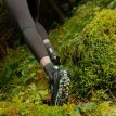 en modell bruker Altra Lone Peak 9+ trailløpesko (dame) i en skog
