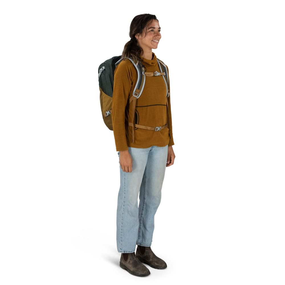 en kvinne bærer Osprey Nebula 32 L hverdagsryggsekk (unisex)