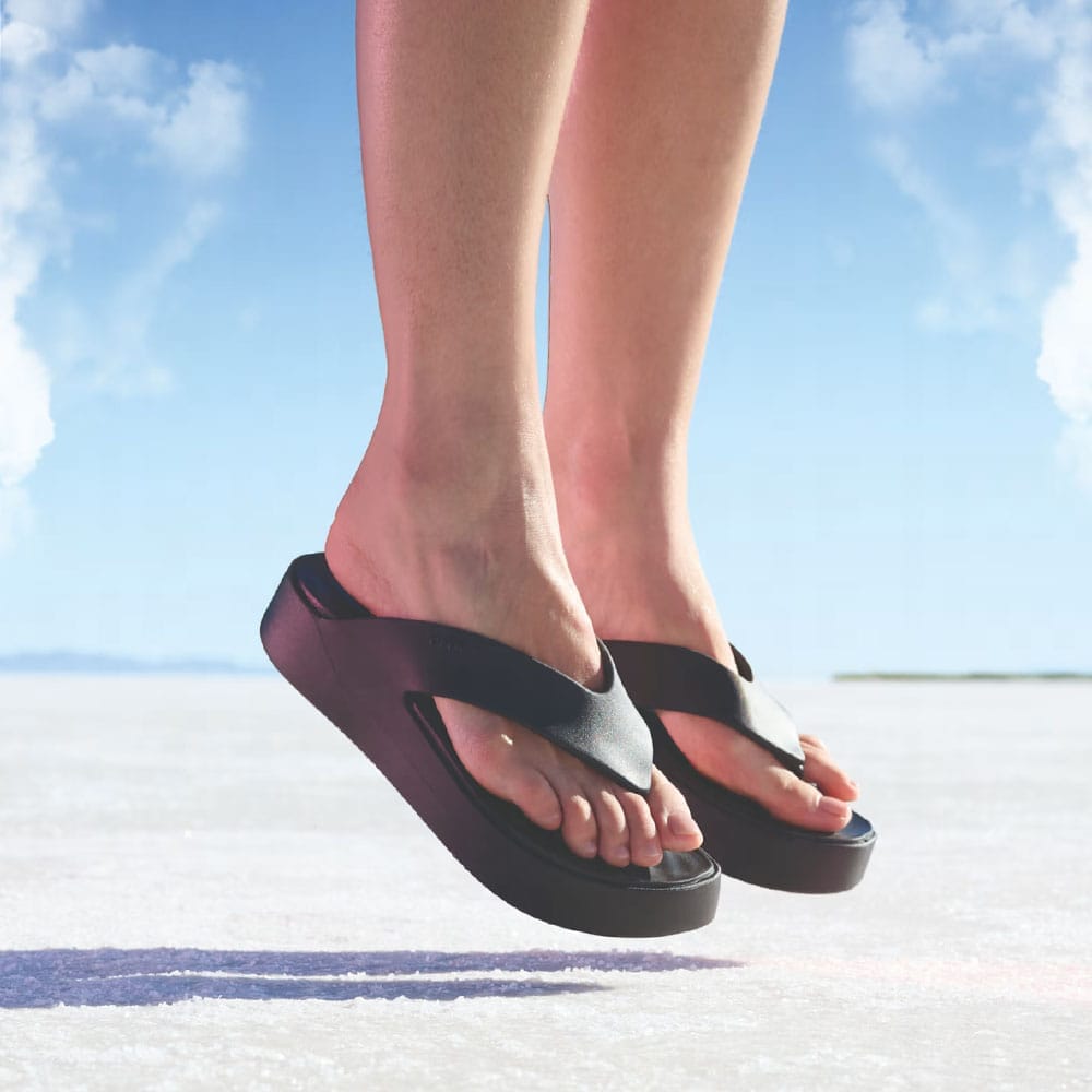 Person som bærer Crocs Getaway Platform Flip (dame)