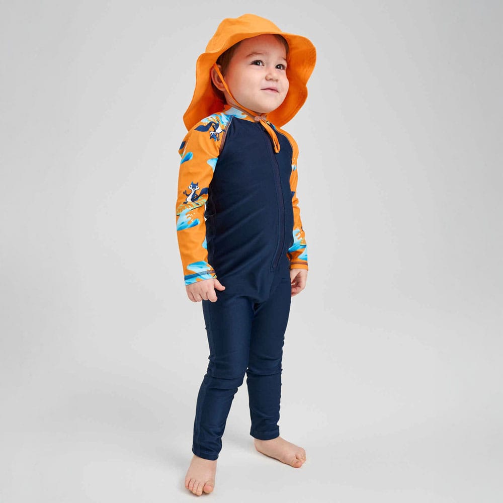 en oransje Reima Sunhat Rantsu solhatt (barn) på et barn