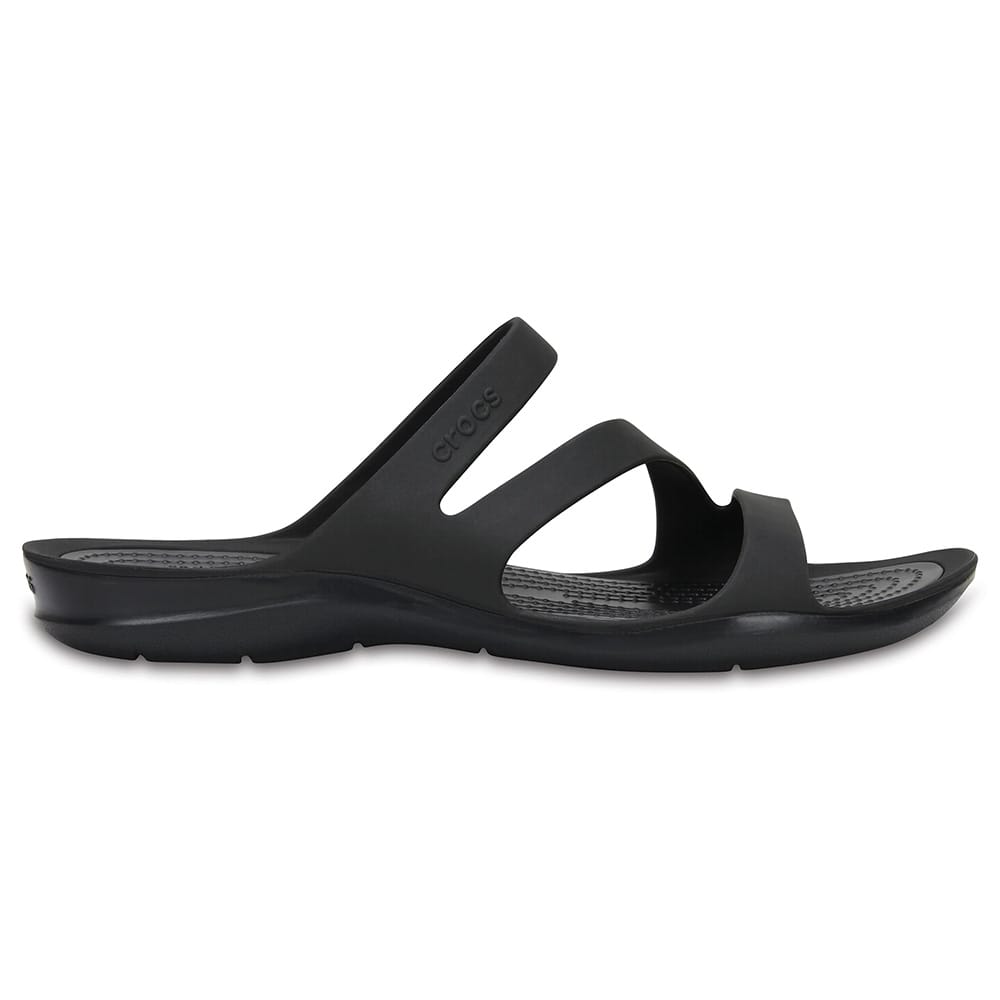 svart Crocs Women's Swiftwater Sandal (dame) i profil.
