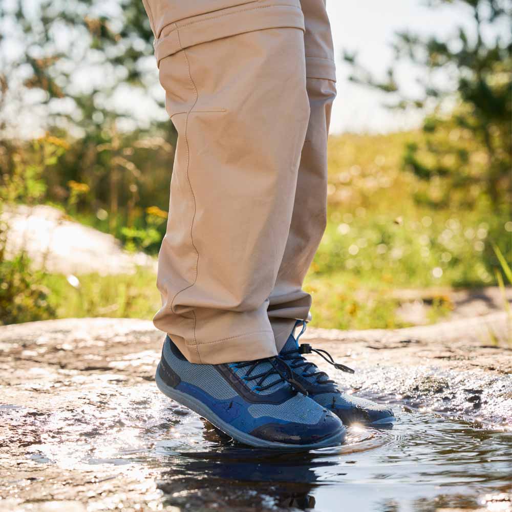 et barn har på seg Reima Tallustelu barefoot sneakers (barn)