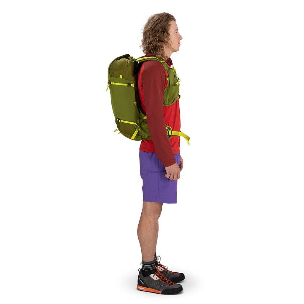 Mann som bærer Osprey Talon Velocity 20 dagssekk