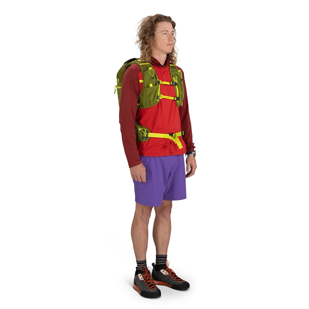 Mann som bærer Osprey Talon Velocity 20 dagssekk