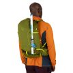 Mann som bærer Osprey Talon Velocity 20 dagssekk