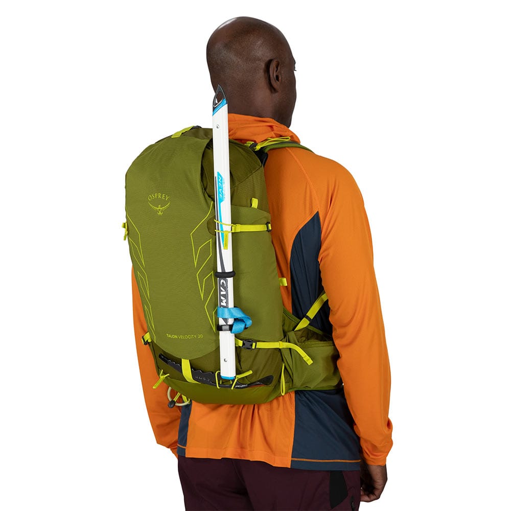 Mann som bærer Osprey Talon Velocity 20 dagssekk