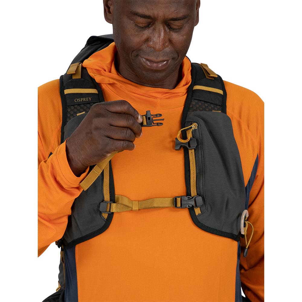 Mann som bærer Osprey Talon Velocity 30 tursekk