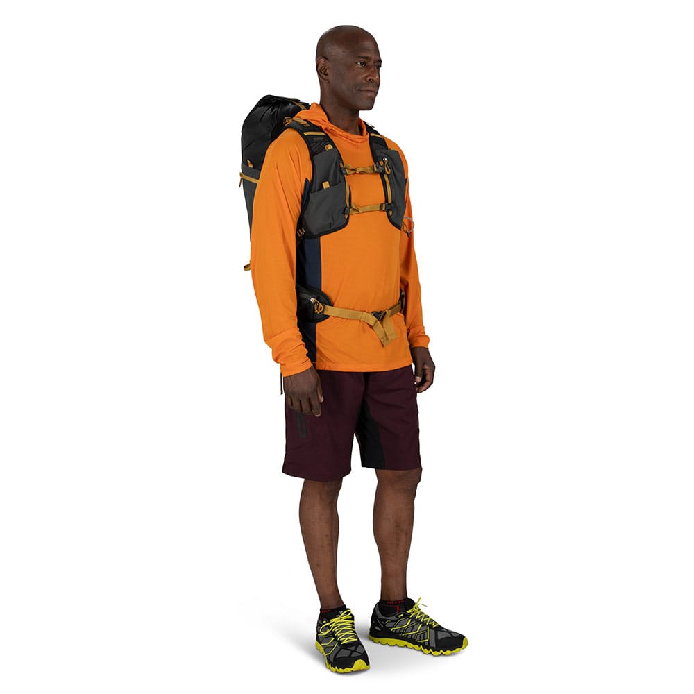 Mann som bærer Osprey Talon Velocity 30 tursekk