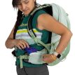Kvinne som bærer Osprey Tempest 22L dagsryggsekk