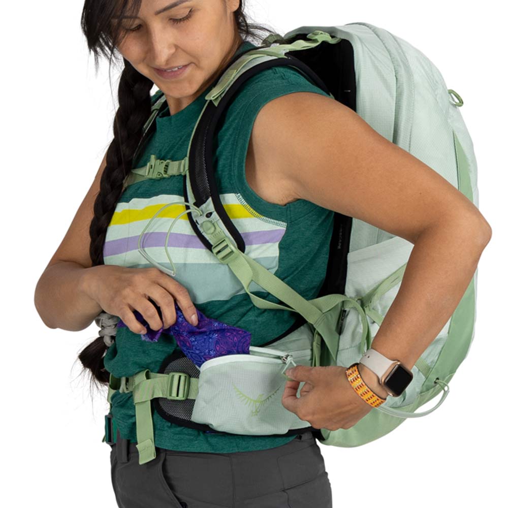 Kvinne som bærer Osprey Tempest 22L dagsryggsekk