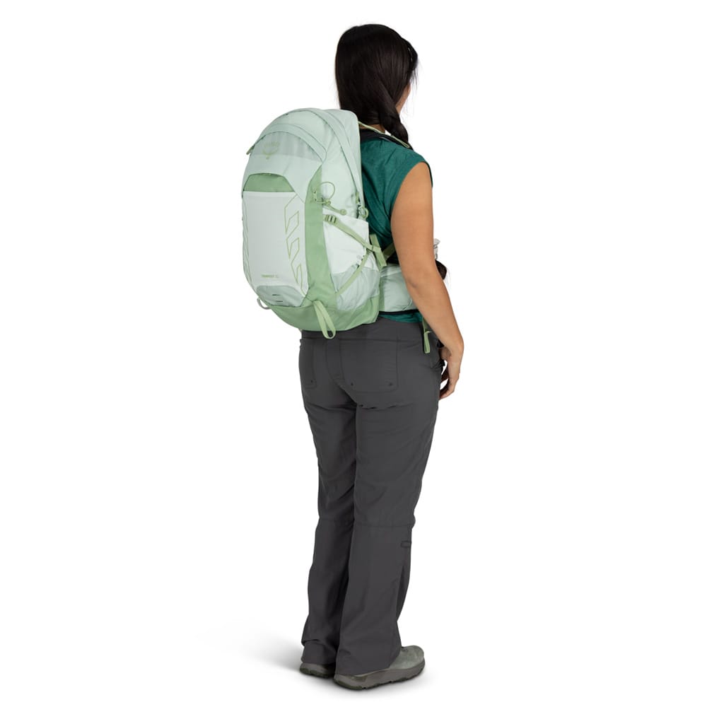 Kvinne som bærer Osprey Tempest 22L dagsryggsekk