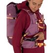 Kvinne som bærer Osprey Tempest Velocity 20 ryggsekk