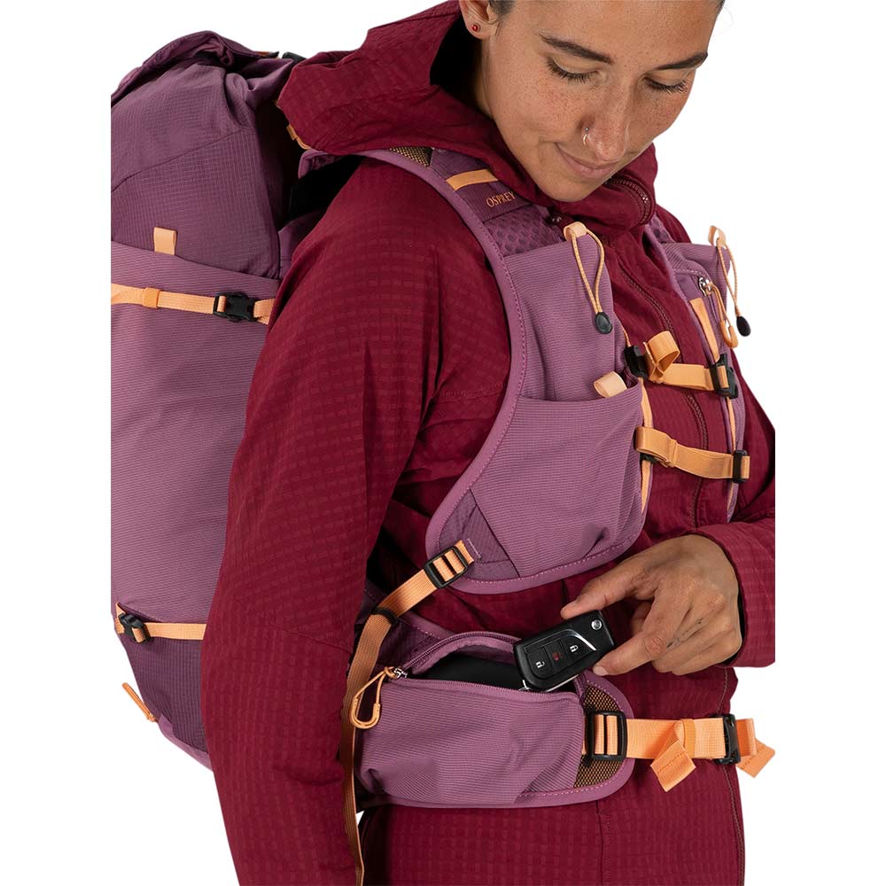 Kvinne som bærer Osprey Tempest Velocity 20 ryggsekk