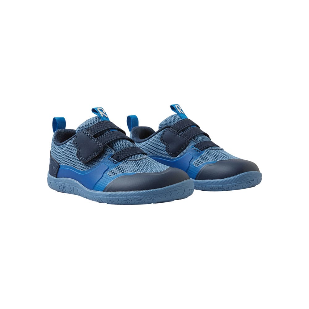 et par blå Reima Tepastelu barfotsko sneakers (barn)