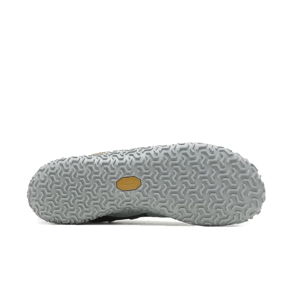 Sterk såle på et par ergonomiske og praktiske Merrell Trail Glove 7 trailsko (dame)