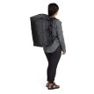 en kvinne bærer Osprey Transporter Squffel 70L reiseveske (unisex)