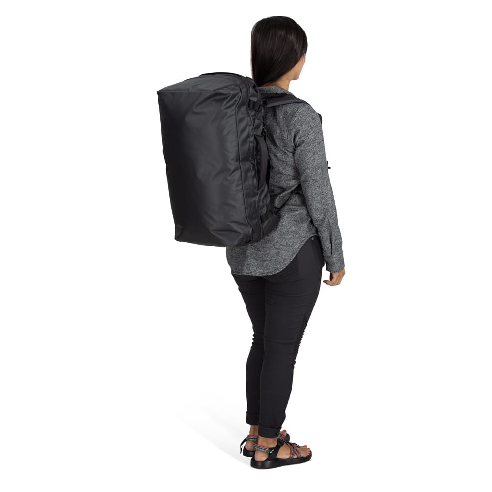 en kvinne bærer Osprey Transporter Squffel 70L reiseveske (unisex)