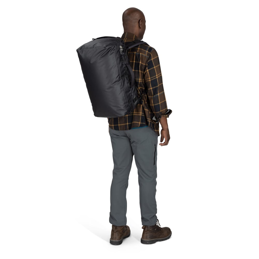en mannlig modell bærer Osprey Transporter Squffel 70L reiseveske (unisex)