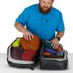 en åpnet Osprey Transporter Squffel 70L reiseveske (unisex)