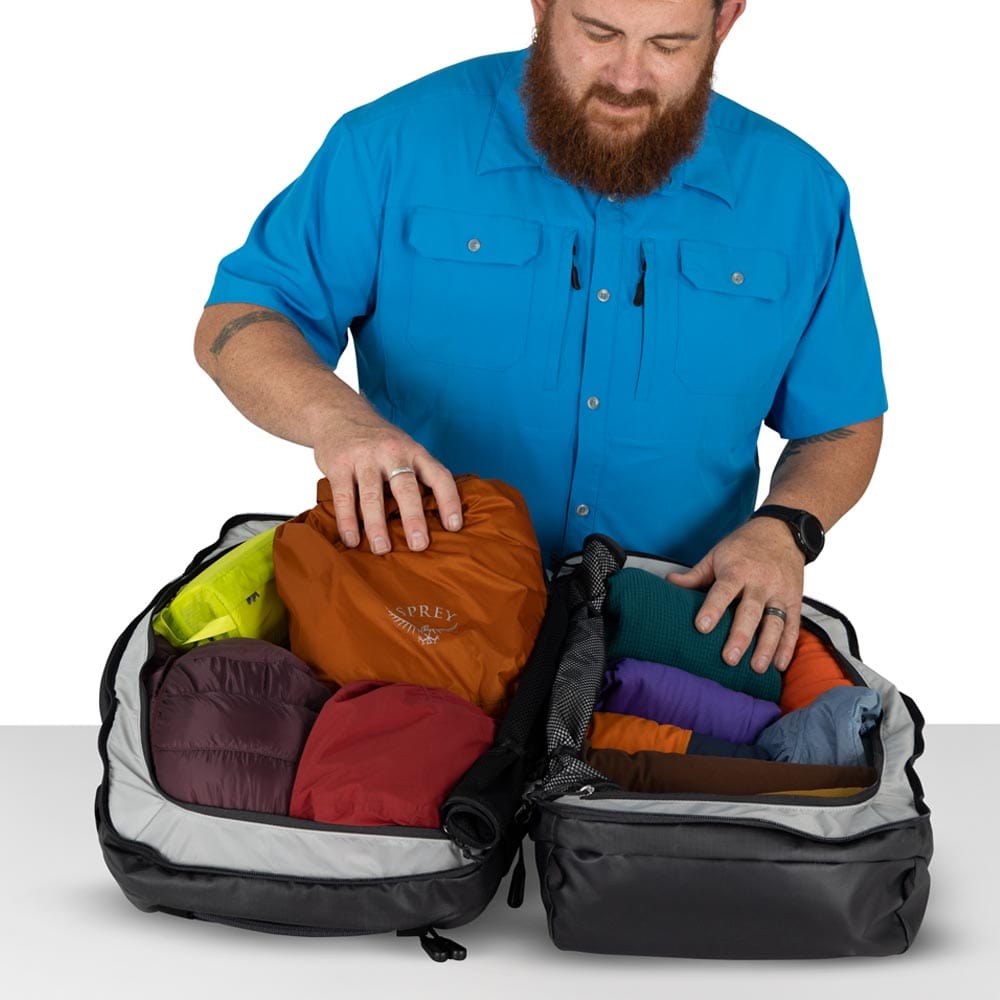 en åpnet Osprey Transporter Squffel 70L reiseveske (unisex)
