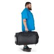 en modell holder i Osprey Transporter Wheeled Duffel 90L reisebag (unisex)
