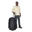en modell holder i Osprey Transporter Wheeled Duffel 90L reisebag (unisex)