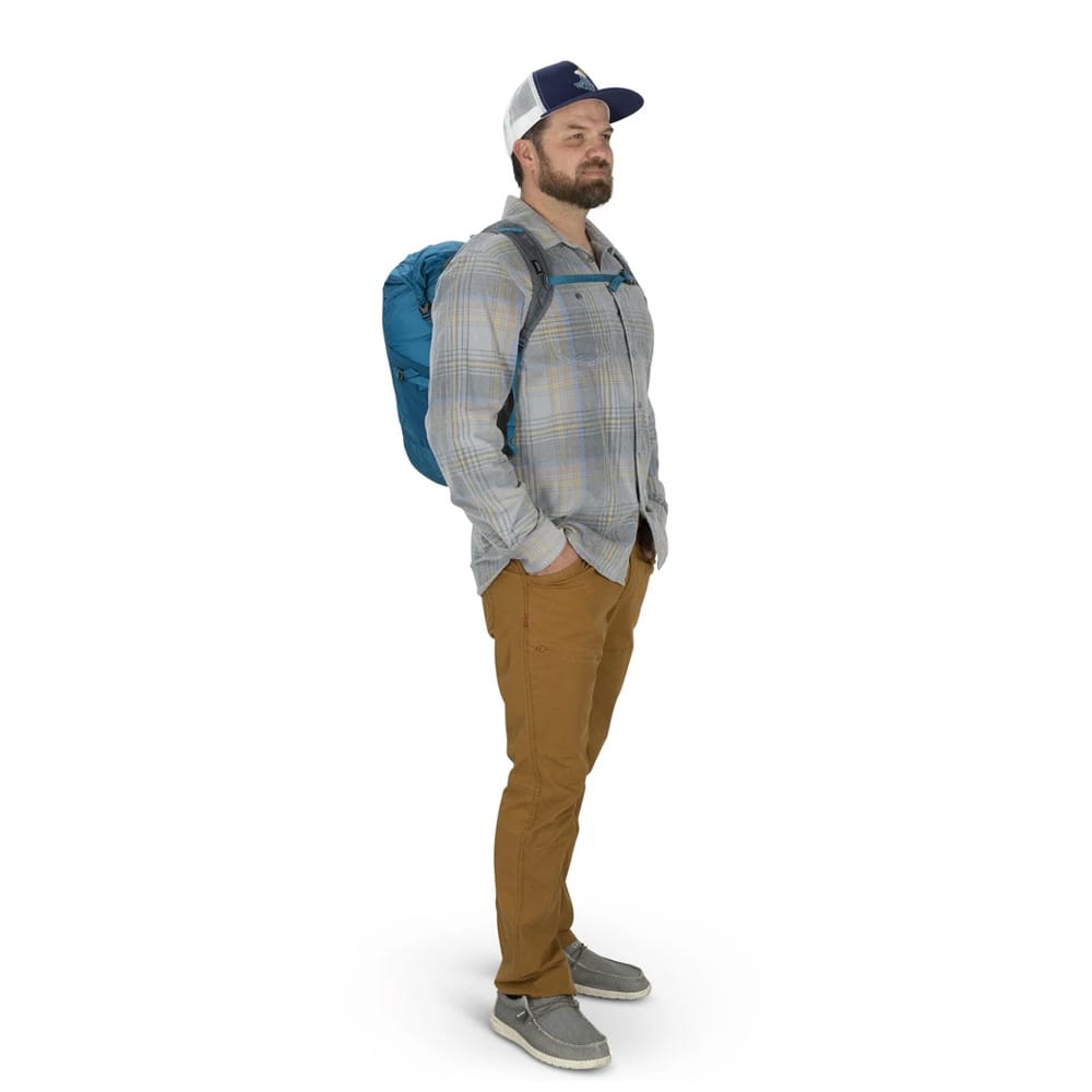 Mann som bærer Osprey Ultralight Dry Stuff Pack 20 sammenleggbar ryggsekk