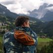 Mann som bærer Osprey Ultralight Stuff Waist Pack midjebag