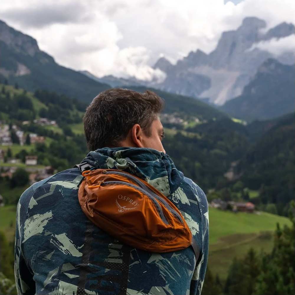 Mann som bærer Osprey Ultralight Stuff Waist Pack midjebag