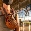 Kvinne som bærer Osprey Ultralight Stuff Waist Pack midjebag