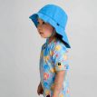 et barn som bærer en Reima Sunhat Rantsu solhatt (barn)