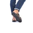En lett og luftig Rieker 25590-25 sandaler (herre) på en modell
