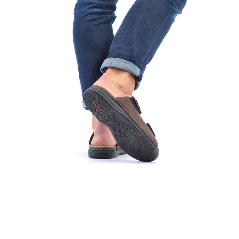 En lett og luftig Rieker 25590-25 sandaler (herre) på en modell