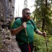 en mann har på seg Osprey Talon 33L Extended Fit dagsryggsekk (herre)