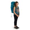 en jente bærer en Osprey Ace 38L vandreryggsekk (barn)