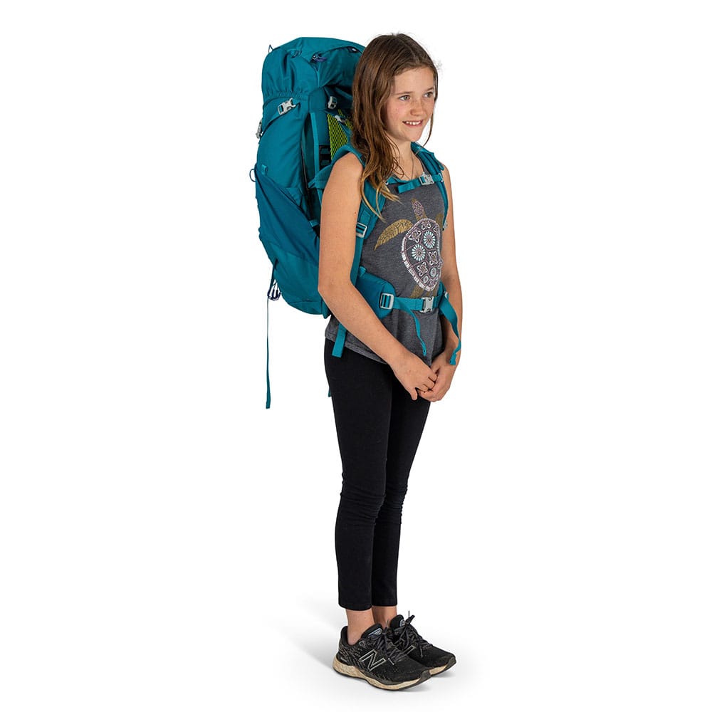 en jente bærer en Osprey Ace 38L vandreryggsekk (barn)
