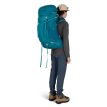 en herremodell bærer Osprey Ace 65L tursekkk (unisex)