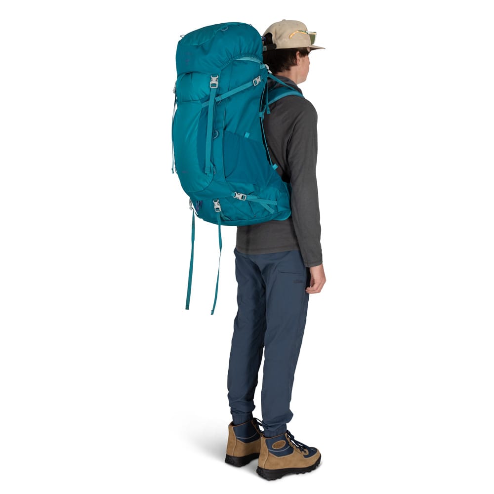 en herremodell bærer Osprey Ace 65L tursekkk (unisex)