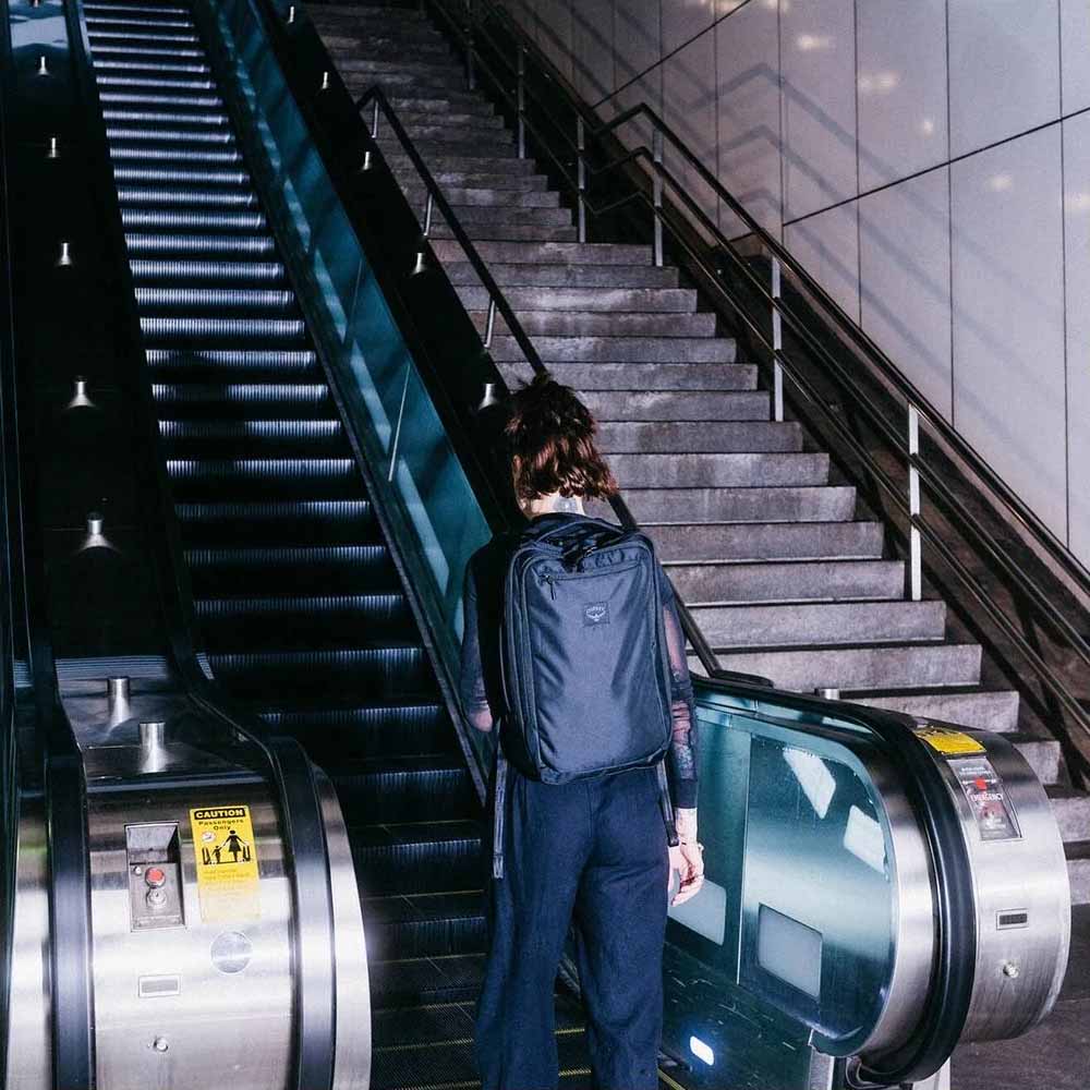 livsstilsbilde på Osprey Aoede Briefpack 22L hverdagsveske (unisex)