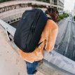 livsstilsbilde i byen på en Osprey Aoede Briefpack 22L hverdagsveske (unisex)