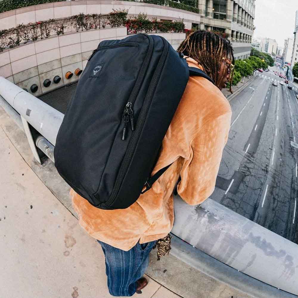 livsstilsbilde i byen på en Osprey Aoede Briefpack 22L hverdagsveske (unisex)