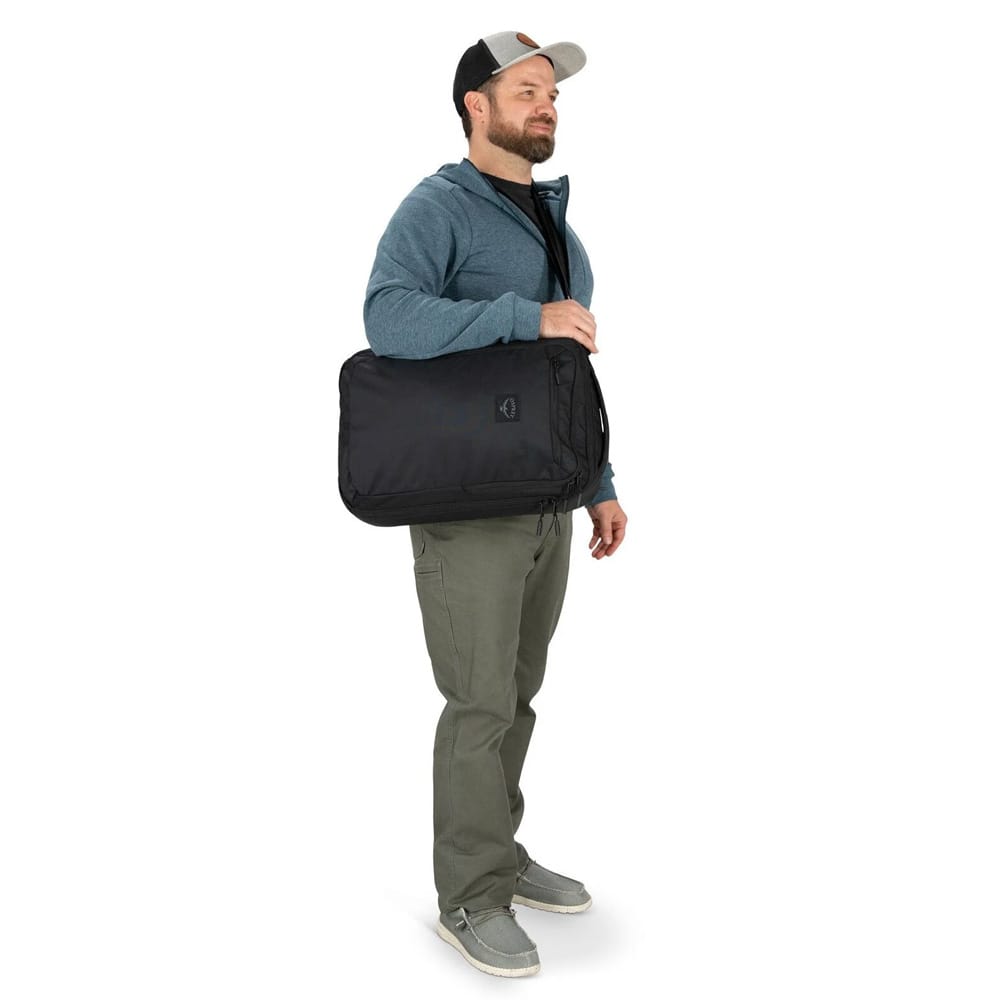 Osprey Aoede Briefpack 22L hverdagsveske (unisex) på en modell som en skulderveske