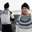 en modell bærer en Osprey Arcane Roll Top hverdagsveske (unisex)