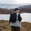 Osprey Arcane Large Day hverdagsryggsekk (unisex) på en person i naturen