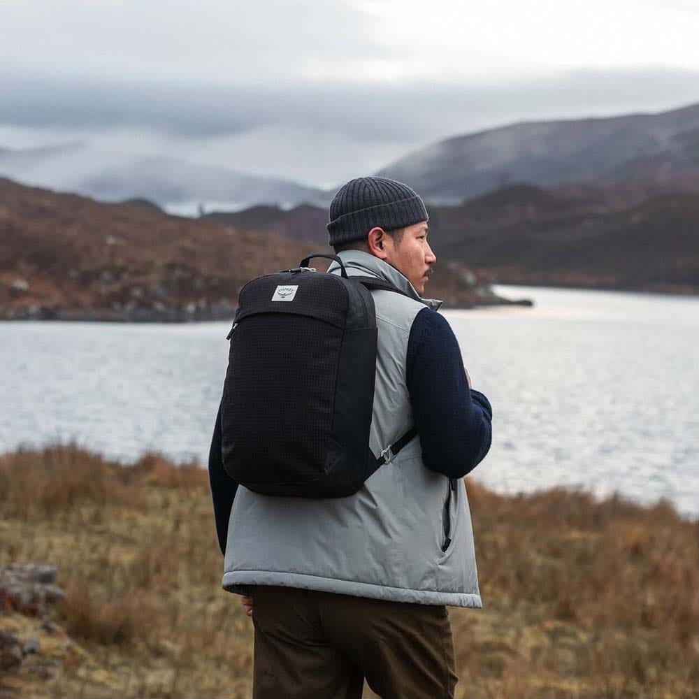 Osprey Arcane Large Day hverdagsryggsekk (unisex) på en person i naturen