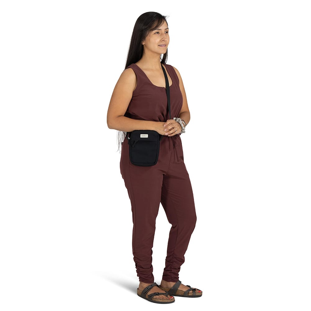 Arcane Small Crossbody skulderveske (unisex) på en kvinnelig modell