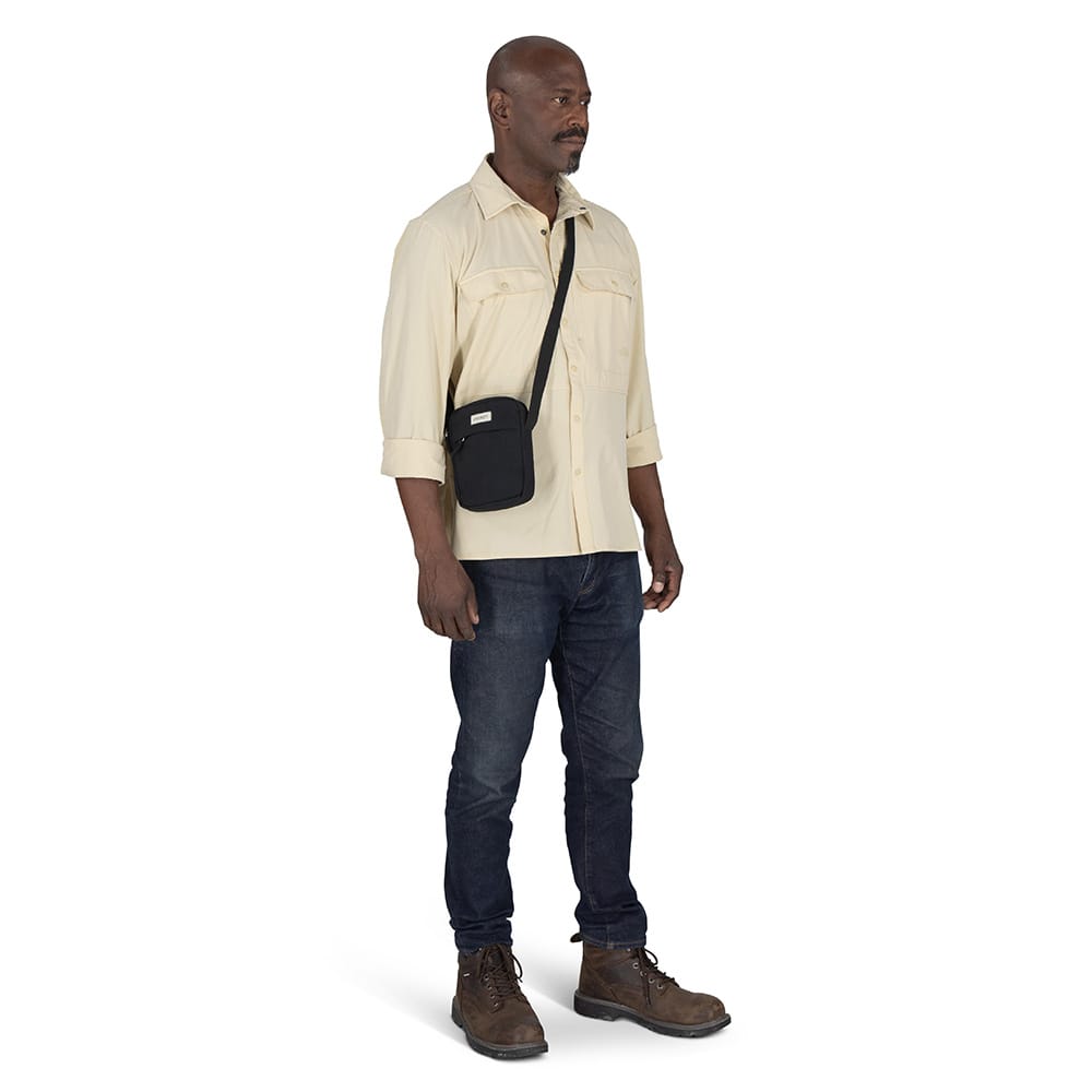 Arcane Small Crossbody skulderveske (unisex) på en mannlig modell