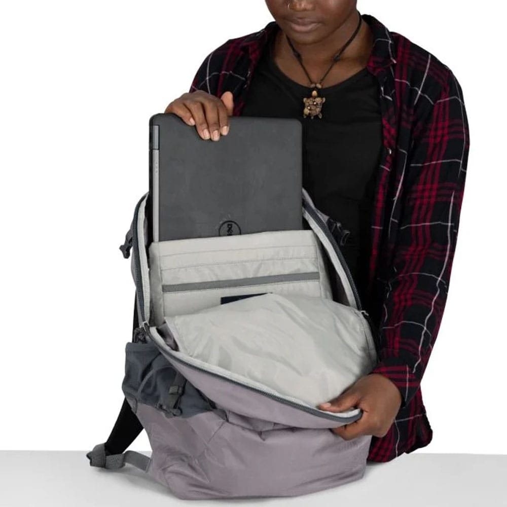 datarom på en Osprey Axis hverdagsryggsekk (unisex)